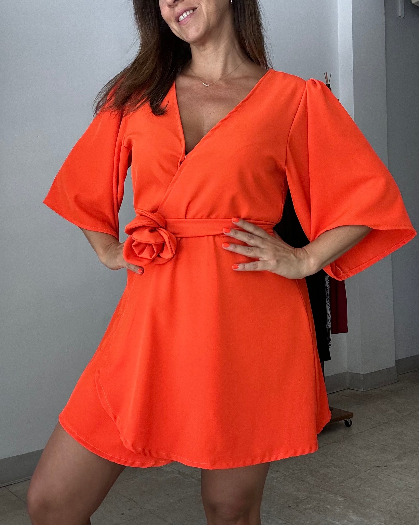 Vestido Camelia Orange con lazo flor artesanal fs