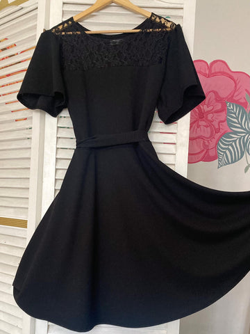 Vestido Abril negro escote microtul bordado falda plato