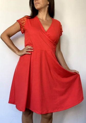 Vestido cruzado Camile con manga en puntilla bordada