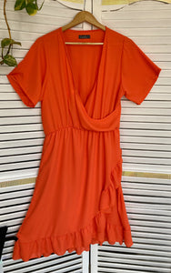 Vestido Lila cruzado irregular con volados naranja fs